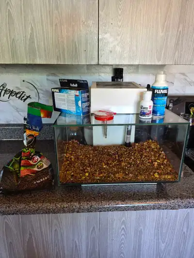 Aquarium 7 gallons avec accesoires, View more