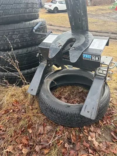 Fifth wheel hookup with hardware. Will fit a Dodge Ram 1500.