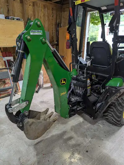 Backeo John Deere 260 très peu servi 50 heures maximum était installé sur un tracteur John Deere 102...