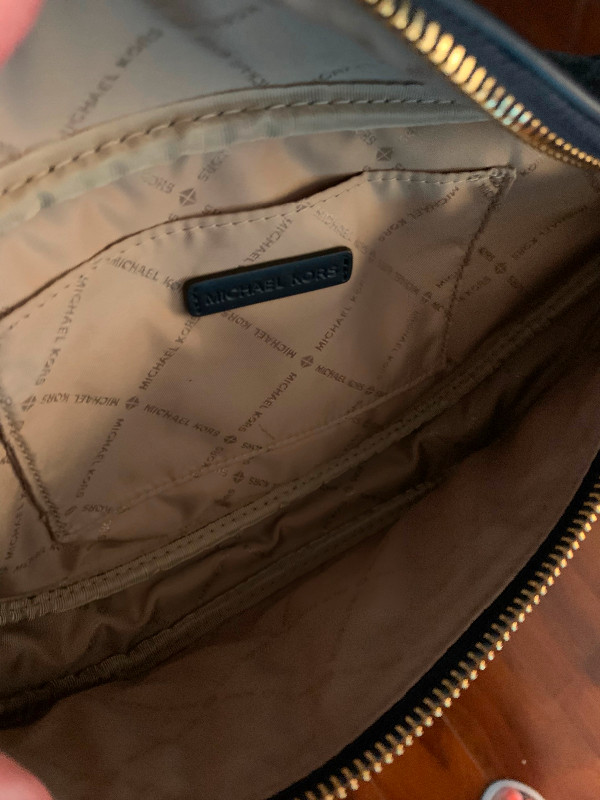 Brand new original Michael kors Fanny pack in Women's - Bags & Wallets in City of Toronto - Image 4