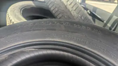 Ces pneus Nokian 235/60R18 107T XL sont conçus pour offrir une excellente traction hivernale grâce à...