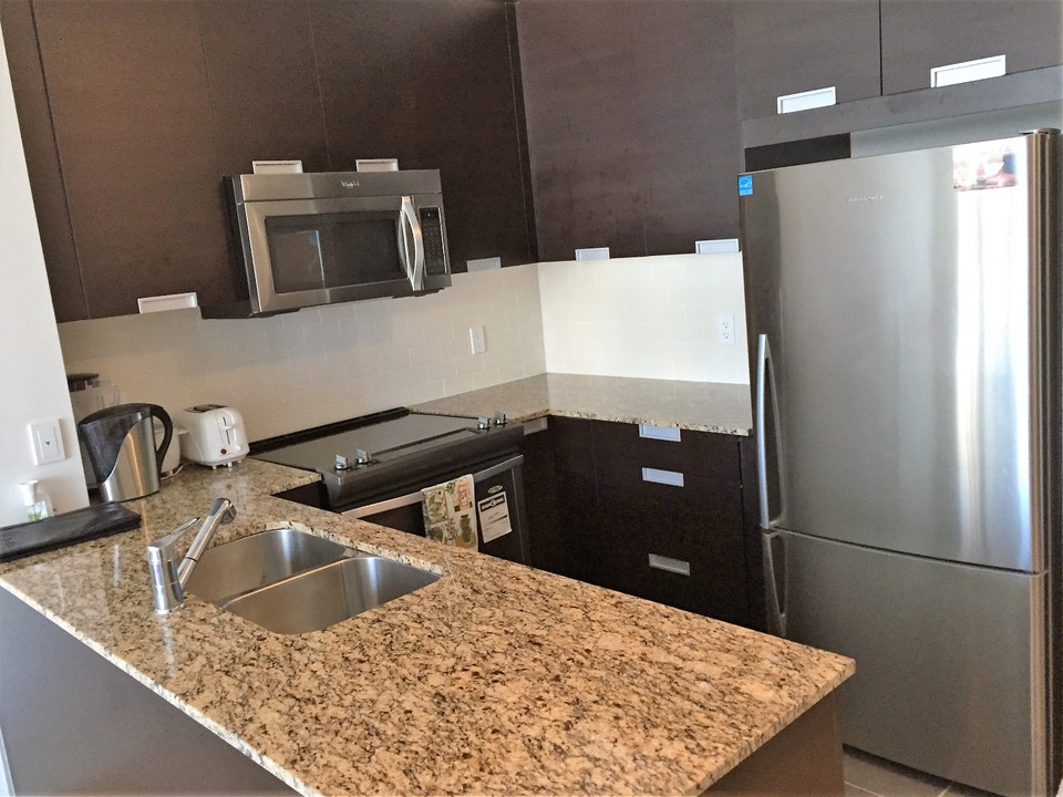 Large 1BR+Den @ Crystal Towers, Close to Sq1 2