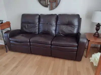 Cuir brun foncé Parfaite condition. Prix actuel du marché 2000$. Prix demandé 500$
