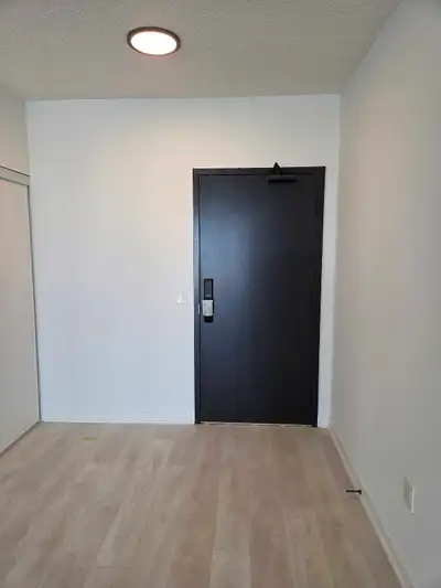 Brand New Condo - 1 x Bedroom - 1 x Den - 1 x Bathroom - Large Living/Dinning - Large Bedroom - Spac...