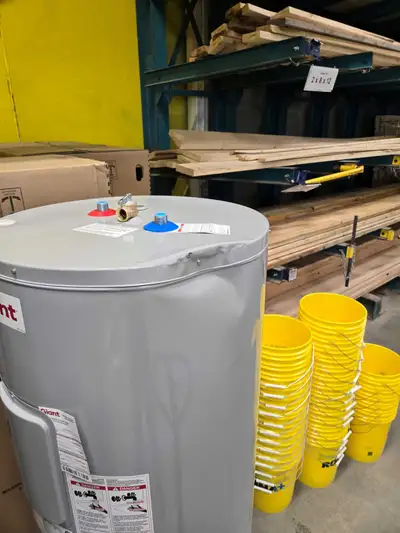 Chauffe-eau 60 Gallon. Légèrement endommagé, mais comme neuf. Voir photo. Acheté chez RONA+ le 13 ju...