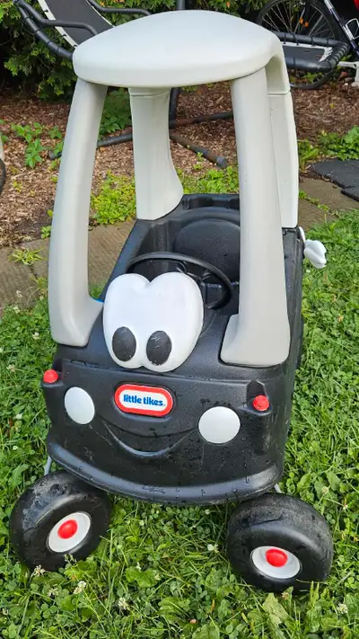 ST-EUSTACHE pas de livraison argent comptant svp Voiturette pour enfants, auto de police. Roule bien...