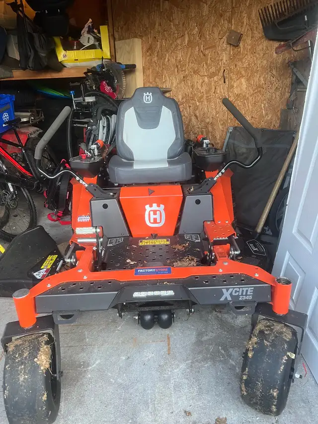 husqvarna z345 zero turn in Lawnmowers & Leaf Blowers in Trenton - Image 4