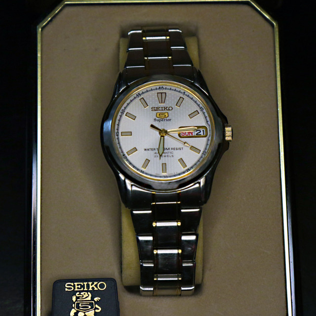 Seiko 5 SUPERIOR automatic watch, 23 jewels, two-tone, 100 M dans Bijoux et montres  à Ville de Montréal - Image 2