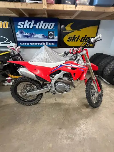 Selling my 2022 CRF 450 R This bike had 42 hours when I bought it I have put on 14 hours Brand new c...