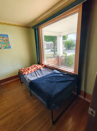 AVAILABLE IMMEDIATELY !!! Location: Prime area near University of Windsor ️ 1 room available in a cl...