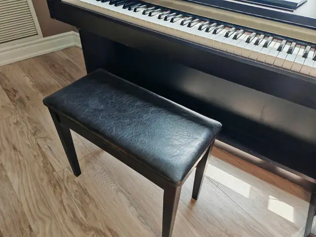 Yamaha Clavinova CLP-220 piano + bench in great condition in Pianos & Keyboards in City of Toronto - Image 2
