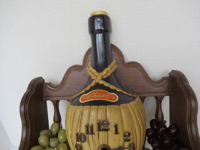 Vintage Spartus Chianti Bottle Electric Wall Clock: Works in Arts & Collectibles in Sudbury - Image 3