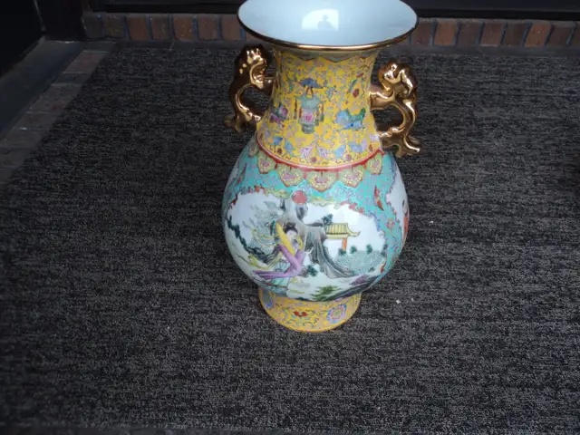 Large Oriental Vase ( Urn ) in Home Décor & Accents in Red Deer - Image 2