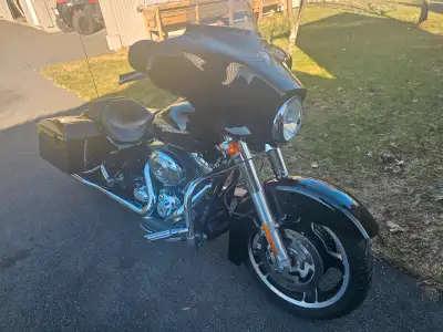 Harley Davidson 2013 noir très propre équipements silencieux 50/50 (nous avons les originaux) GPS ga...