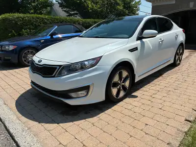 À qui la chance , magnifique Kia optima ex premium 2013 hybrid avec seulement 180000km. Banc en cuir...