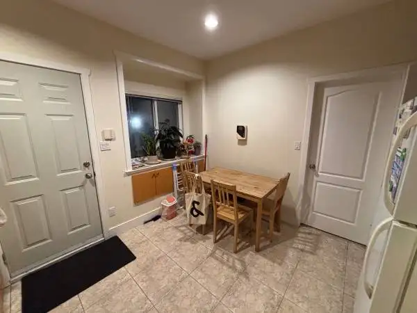 Large furnished room in a house for temporary rent in Room Rentals & Roommates in Vancouver - Image 5