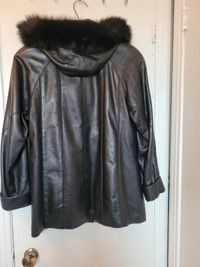 Manteau en cuir avec capuchon / Leather coat with hood