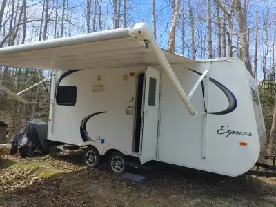 2016 Travel Lite camper 20 feet Cover included Queen bunks, dining table/ bed (sleeps 6 adults) Bath...
