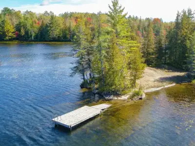 NOW BOOKING FOR 2025!!! Relax, you're on cottage time now! Feature 2.5 acres of private property to...