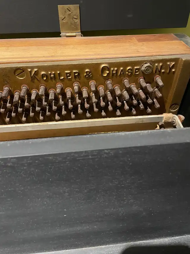 Ancien piano noir KOHLER & CHASE in Pianos & Keyboards in Sherbrooke - Image 5