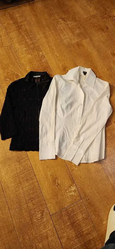 2 chemisiers small pour 5$, View more