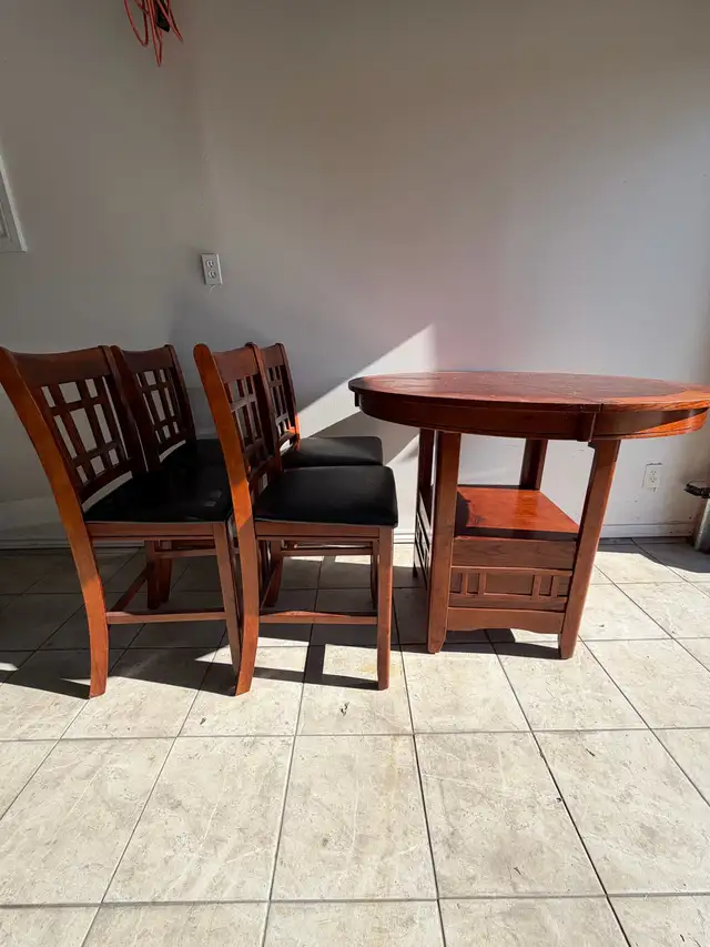 Round Pub Table and Chairs in Dining Tables & Sets in Hamilton - Image 2
