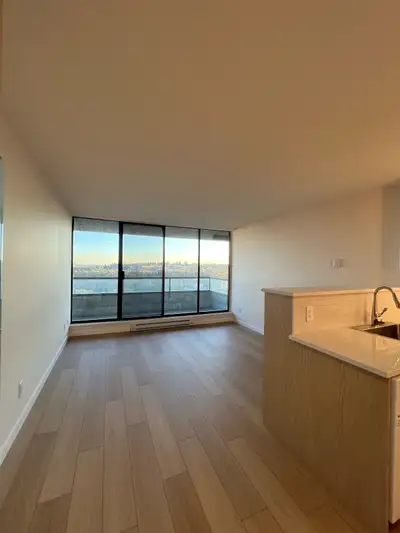Renovated Sub-Penthouse, 2 Bed, 2 Bath Brand-new renovation throughout this 930 sq ft sub-penthouse...