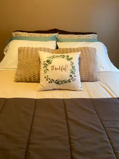 NO LEASE - Furnished, modern room rental September - December
