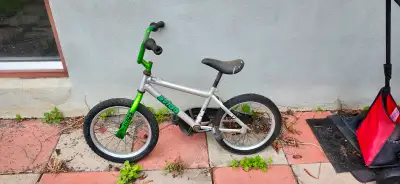 Velo Enfant AVIGO 16 pouces 20$ Velo enfant en bon état Stopped using it only because he is bigger I...