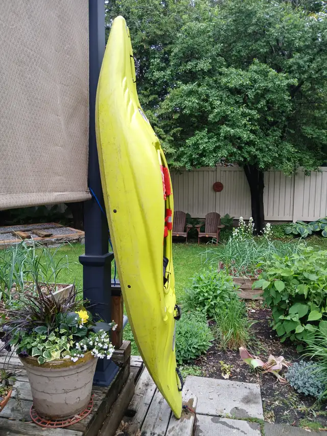 Kayak whitewater small Riot Brand in Water Sports in Ottawa - Image 5