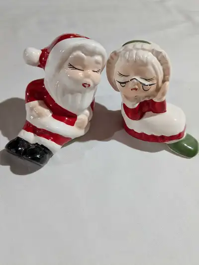 VTG Santa & Mrs Claus Kissing  Salt And Pepper Shakers  Tai, View more
