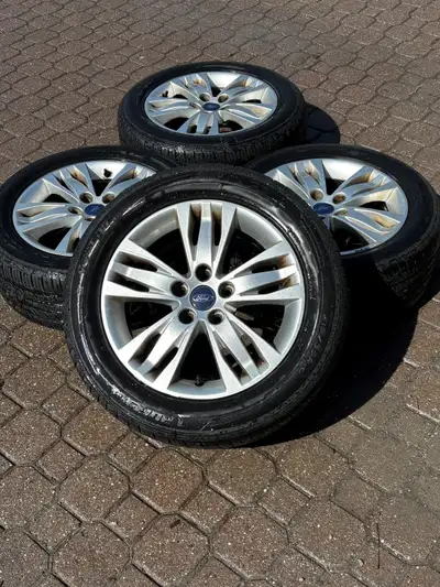 Ensemble de 4 jantes aluminum Ford 16" (5x108) avec pneus 215/55R16 et TPMS et un pneu extra. Convie...