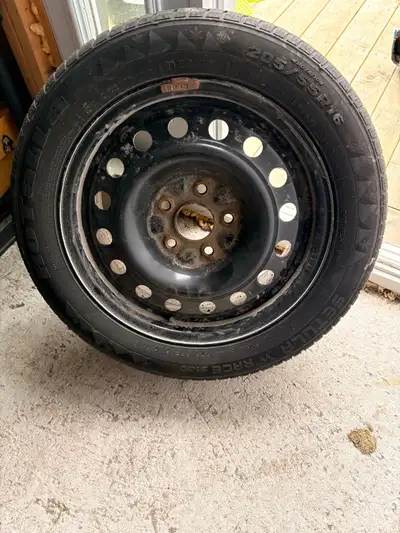 Je vends cet ensemble de pneus d'hiver Rotalla Setula W Race S130 de dimension 205/55R16, parfaits p...