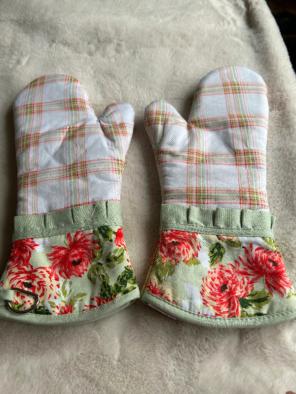 Laura Ashley oven mitts in Kitchen & Dining Wares in Barrie