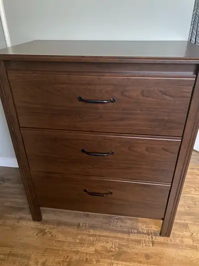 This used 3-drawer dresser offers a blend of functionality and style for any bedroom space. The dres...