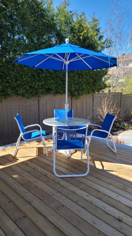 6-pc aluminum patio dining set (round table, umbrella, 4 chairs) in Patio & Garden Furniture in Ottawa