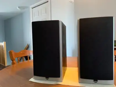 À propos de cet article : Puissance admissible : 100 W RMS caisse de son ayant un . Tweeter à dôme T...