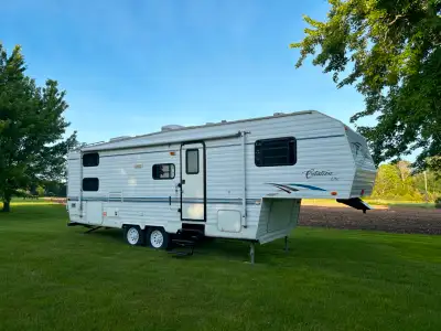 For Sale by Owner 2003 Citation 5th wheel camper built in Hensall Model 28 5LH bunk beds, large slid...