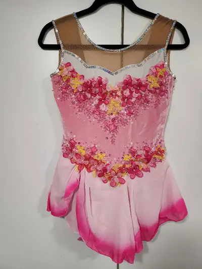 Plusieurs robes à vendre à très bon prix! Grandeurs et prix variés dont plusieus ont jamais porté) -...