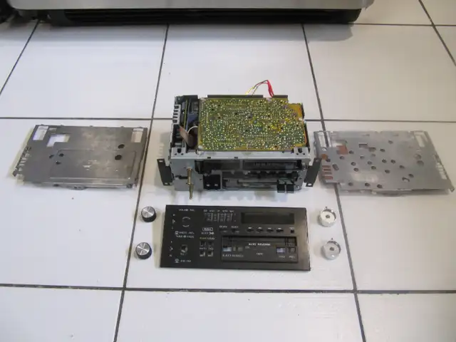 AC Delco Model 16050353 AM FM Cassette Stereo Equalizer Cir 1987 in Arts & Collectibles in Mississauga / Peel Region - Image 3