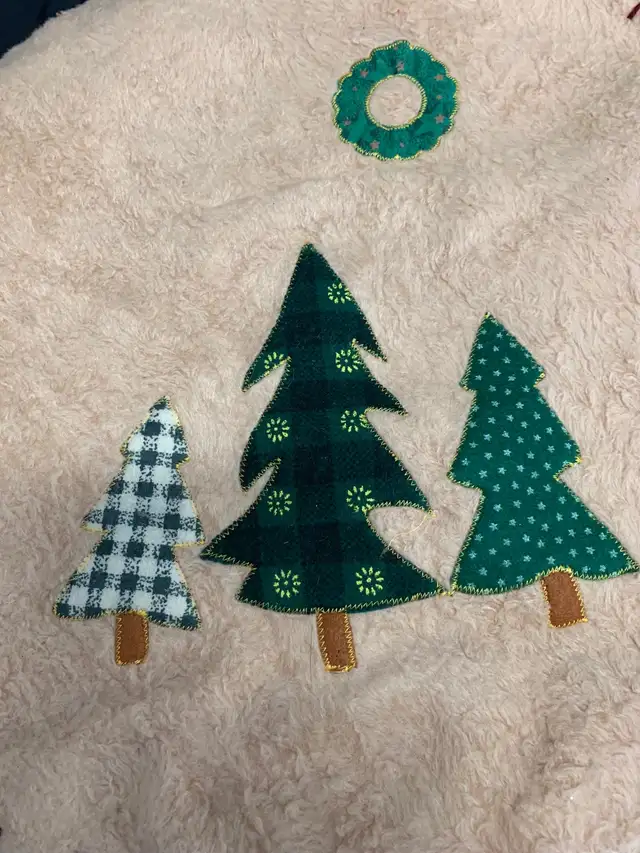 Vintage Christmas Tree Skirt in Home Décor & Accents in Lethbridge - Image 3