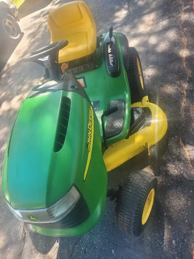 John Deere L120 lawn tractor63611958244611120