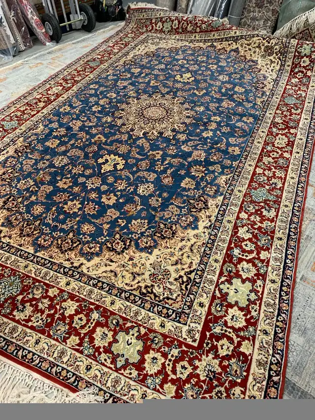 Persian Isfahan rug in Rugs, Carpets & Runners in Markham / York Region - Image 2