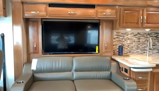2019 Jayco Embark 39T2 Motorhome - Low Miles in RVs & Motorhomes in Grande Prairie - Image 6