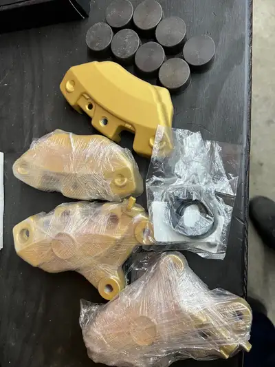 Brand new set of Harley, Brembo, brake callipers with brand, new gold powder coat, pistons, and seal...