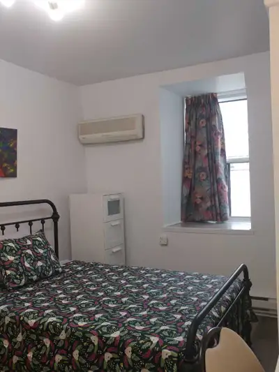 Belle chambre a cote du Berri-Uqam