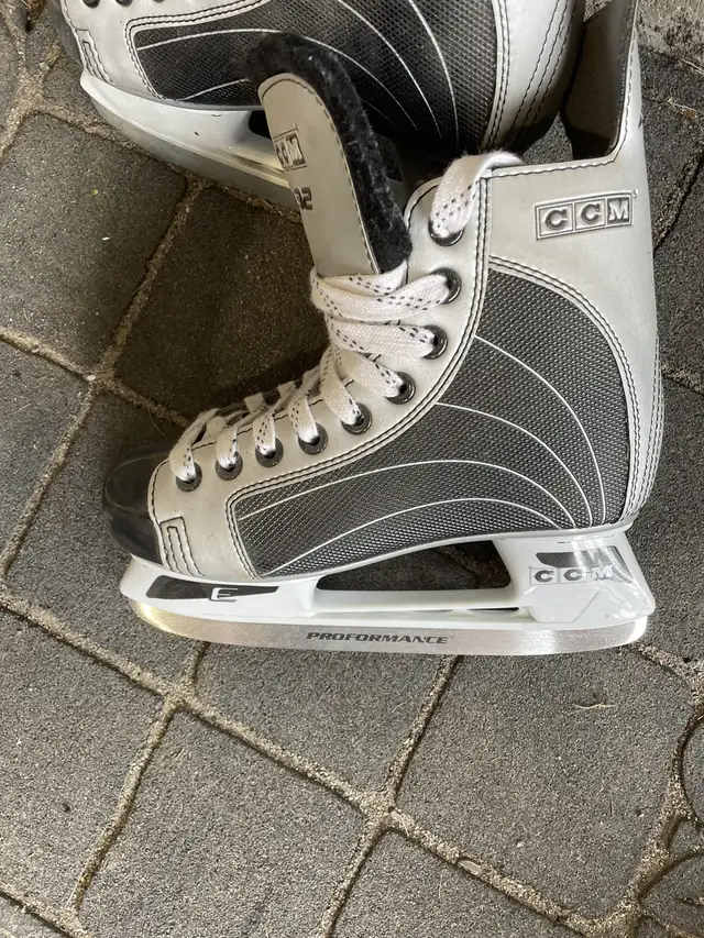 Patins de hockey CCM 232 HEAT grandeur 3 in Hockey in Laval / North Shore - Image 5