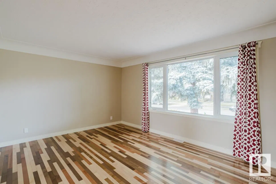 MOVE-IN READY in the quiet, family-friendly Argyll neighbourhood! This beautiful, sun-filled main fl...