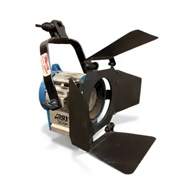 ARRI 300W Plus Tungsten Fresnel Projecteur Lumière (120-240 VAC), View more