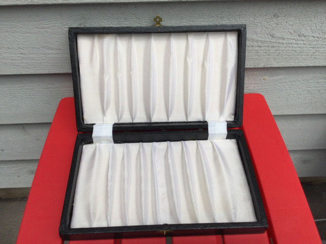 Vintage cutlery box in Arts & Collectibles in Owen Sound - Image 2